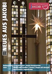 Foto des Weihnachtsgemeindebriefes: ein gelber, beleuchteter Herrnhuter Stern rechts über dem Kreuz, das über dem Altar der Jakobi-Kirche hängt. 