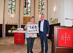  Geschenkübergabe von Bürgermeister Peter Lüttmann an an Claudia Raneberg