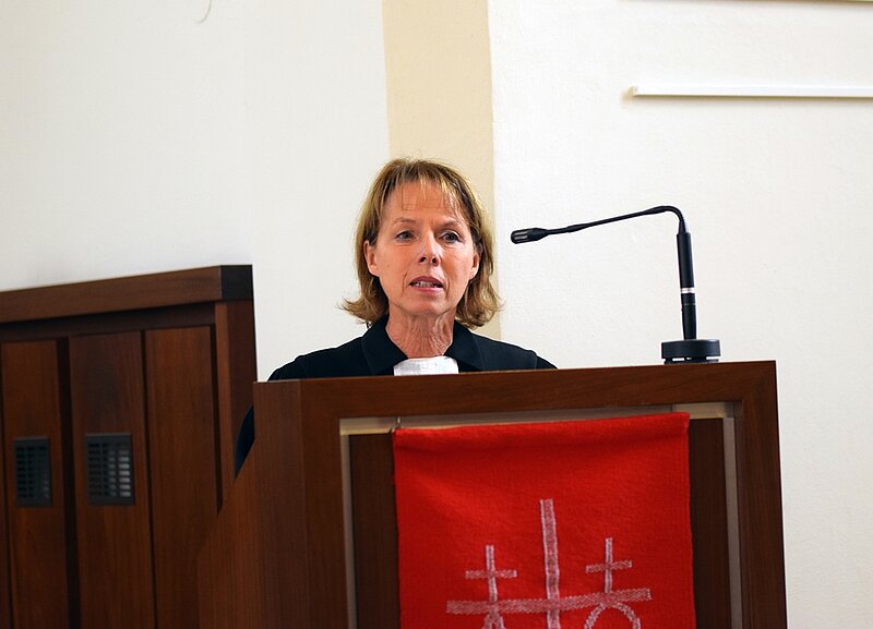 Pfarrerin Dr. Britta Jüngst predigt in der Jakobi-Kirche
