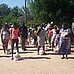 Das Bild zeigt Menschen bei der Ausgabe von Lebensmittelpaketen in Kalkfeld (Namibia). Die Suppenküche darf nicht mehr kochen und konnte jetzt Lebensmittelpakete an 41 Familien übergeben. Das Foto hat Jentery Tsowases fotografiert. Ihre Mutter ist Gemeindeschwester und hat bisher vielen AIDS-Kranken geholfen. Doch wie geht es weiter?
