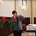 Pfarrerin Britta Meyhoff zündet die erste Kerze am Adventskranz der Jakobi-Kirche an