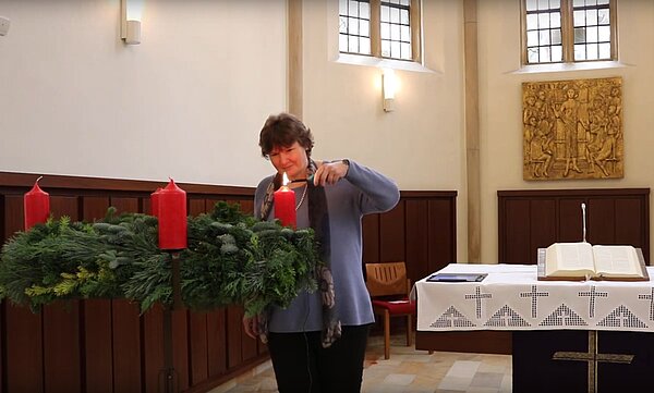 Pfarrerin Britta Meyhoff zündet die erste Kerze am Adventskranz der Jakobi-Kirche an