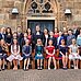 19 Konfirmandinnen und Konfirmanden mit Pfarrer Rick, Konfi-Paten und Presbyterin Tonja Ibenthal vor dem Eingang der Jakobi-Kirche 