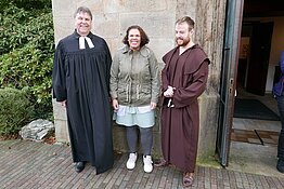 Pfarrer Jürgen Rick mit Lektorin Kaila Kleemeyer und Konfi-Paten Beau Weide