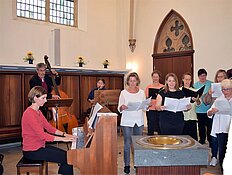 Der Kirchenchor und das Vokalensemble unter Leitung von Lena Puschmann 
