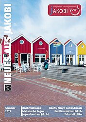 Gemeindebrief Sommer 2021: Verkaufsläden in  farbenfrohen Holzhütten in Reihe auf der Insel Langeoog