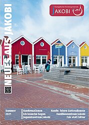 Gemeindebrief Sommer 2021: Verkaufsläden in  farbenfrohen Holzhütten in Reihe auf der Insel Langeoog