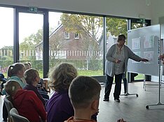 Pfarrerin Raneberg erklärt ihren Zuhörern an einer Pin-Wand die Geschichte vom Zöllner