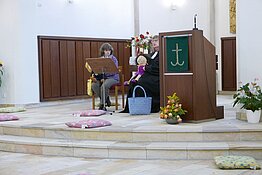 Pfarrerin Claudia Raneberg und Anna Kegler beim Handpuppenspiel