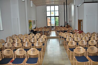 Samariter-Kirche - Mesum, Bick vom Altarraum auf Stuhlreihen und Nordfenster Stuhlreihe
