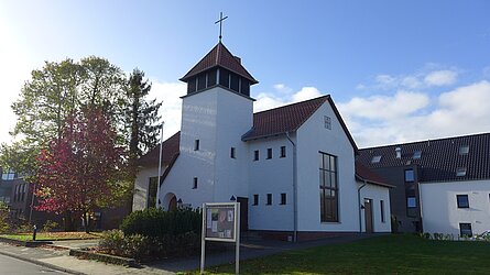 Samariter-Kirche - Mesum, Blick von Don-Bosco-Straße auf Schautafel, Eingang, Turm und Kirche