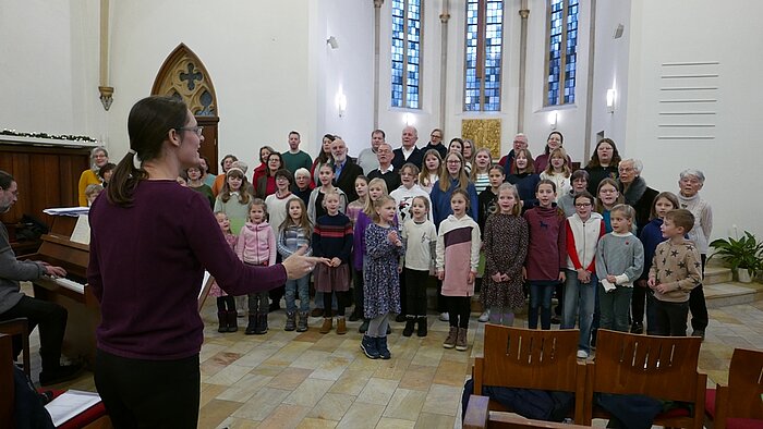 Kirchenchor, Jugendchor und Kinderchor mit Minis