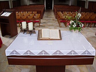 Jakobi-Kirche, Altar mit Bibel, Kanzelpult und Blick auf den Kirchenraum