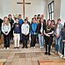 Die neuen Konfis im Begrüßungsgottesdienst mit Pfarrerin Britta Meyhoff und den Teamerinnen Hanna Schulz (li.) und Leoni Görtz (re.)