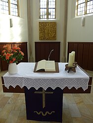 Jakobi-Kirche, Blick vom Kirchraum auf Altar mit Bibel und bronzene Tafel mit Jesus uns seinen Jüngern