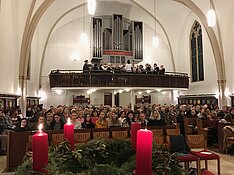Die Besucher des Konzerts lauschen gebannt dem Kirchenchor, der auf der Empore Händels Halleluja singts Eingangs