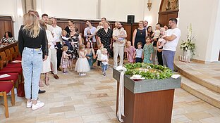 Alle Kinder der Taufgemeinde versammeln sich vor dem Altar