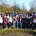 Konfirmanden und Konfirmandinnen mit Betreuern und Teamern bei schönem Wetter vor der Evangeklischen Jugendbildungsstätte in Tecklenburg