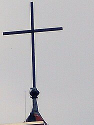 Samariter-Kirche - Mesum, Nahaufnahme Kreuz auf Kirchturmspitze