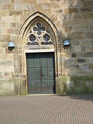 Eingangstüre der Jakobi-Kirche mit Torbogen darüber. Etas weiter entfernt als im vorigen Bild