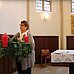 Pfarrerin Claudia Raneberg zündet die zweite Kerze am Adventskranz der Jakobi-Kirche an
