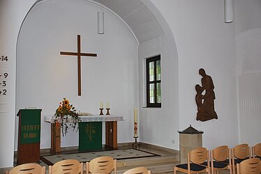 Samariter-Kirche - Mesum, Altarraum, Altar, Kreuz, Predigtpult, erste Stuhlreihe