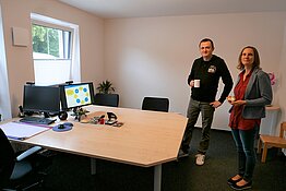 Eine Mitarbeiterin und ein Mitarbeiter in einem  Büroraum der Ev. Jugendhilfe Münsterland.