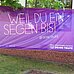 Das lila Banner in weißer Schrift "Weil Du ein Segen bist" vor der Samariter-Kirche in Nahaufnahme
