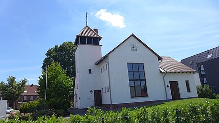 Samariter-Kirche - Mesum, seitlicher Blick von Don-Bosco-Straße auf Turm Nordfenster ung Gemeinderäumehe
