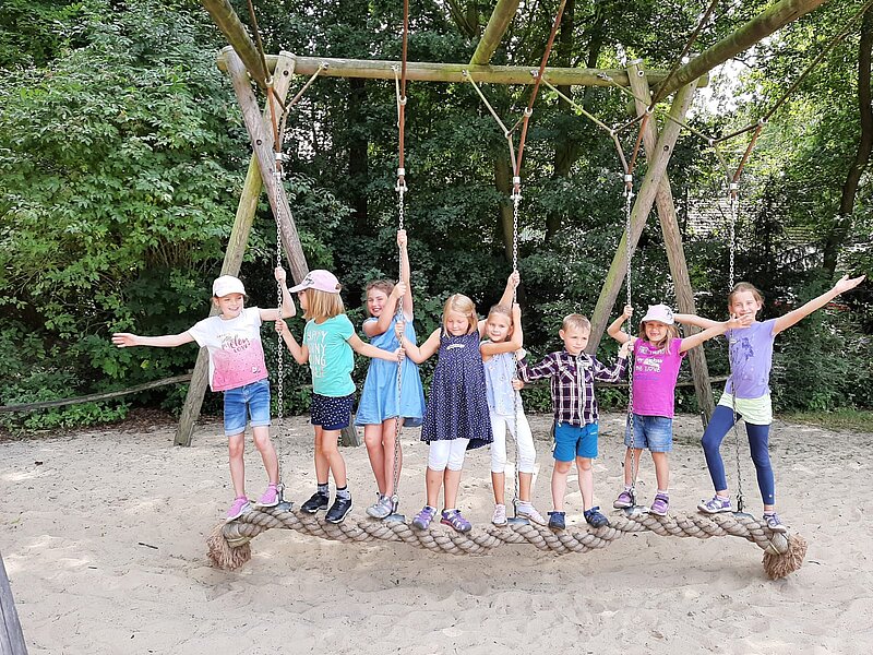 Kinderaktionstag im Zoo: An der Spielplatzschaukel