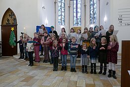 Der erste Auftritt des Kinderchores vor dem Altar