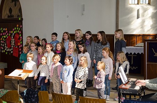 Der "vereinigte Kinderchor" singt am Altar der Jakobi-Kirche 
