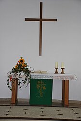 Samariter-Kirche - Mesum, Altar und Kreuz im Altarraum