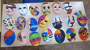die Parade fertiggestellter Masken