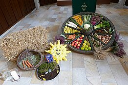 Ein Wagenrad, gefüllt mit Früchten, vor dem Altar der Jakobi-Kirche