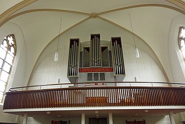 Jakobi-Kirche, Nahaufnahme Empore mit Orgel, Inschrift unter Orgelpfeifen: Jauchzet dem Herrn alle Welt, dienet dem Herrn mit Freuden