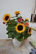 Erntedank, Vase mit Sonnenblumen und Dahlien