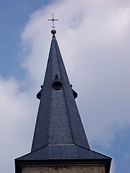 Kirchturmspitze der Jakobi-Kirche mit Kreuz auf der Spitze in Nahaufnahme