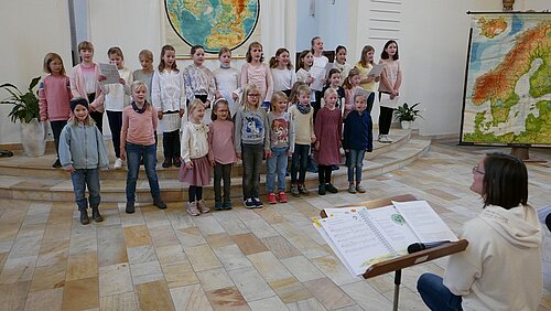 Der "vereinigte Kinderchor" singt am Altar der Jakobi-Kirche