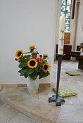 Erntedank: Vase mit Sonnenblumen und Dahlien, Jahreskerze 2020