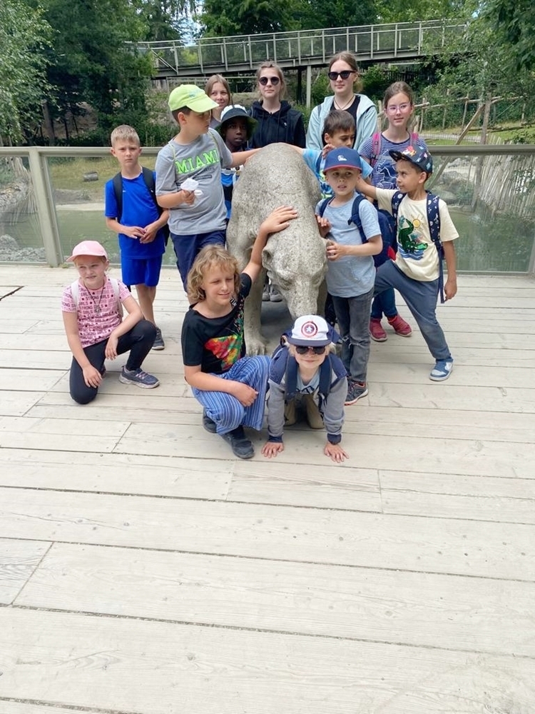 Kinder und Betreuerinnen vor dem Eisbärengehege im Zoo Osnabrück