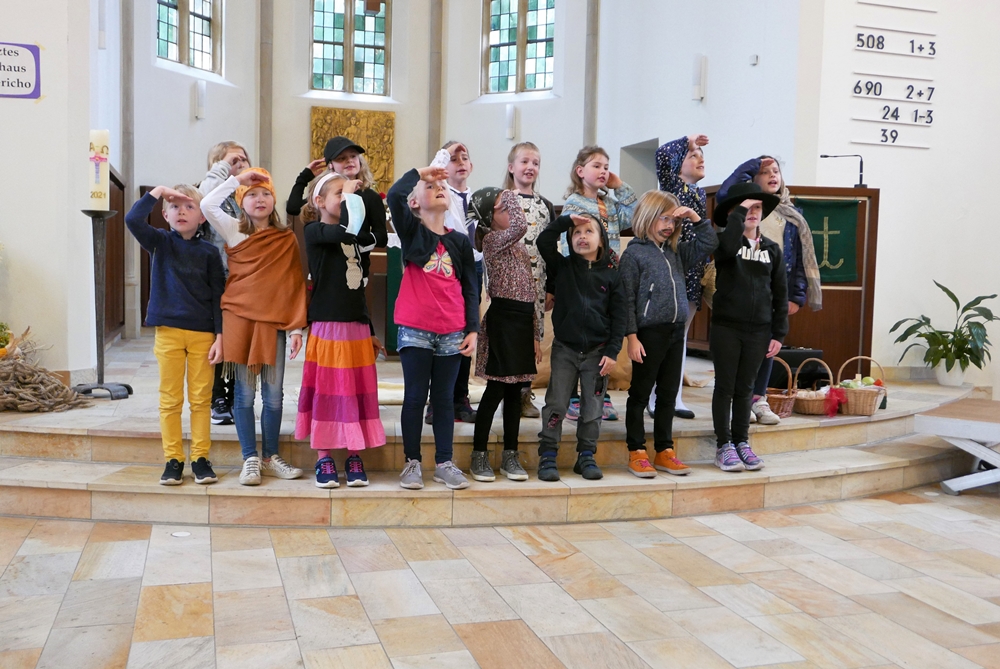 Der Kinderchor (5-9 Jährige) bei der Aufführung des Singspiels "Der barmherzige Samariter"