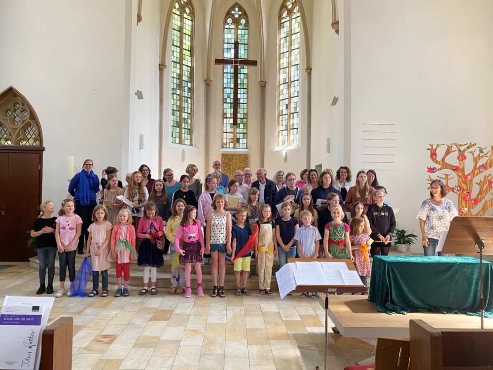 Kinder-, Jugend- Erwachsenenchor mit Lena Puschmann bekommen den verdienten Applaus für eine großartige Gesangsaufführung
