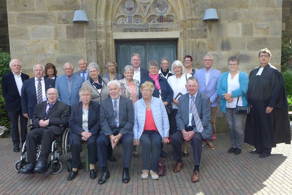20 Jubelkonfirmanden mit Pfarrerin Raneberg vor dem Eingang der Jakobi-Kirche