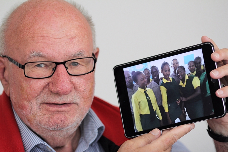 Axel Roosen mit Tablet, auf dem Schüler der Cornelius Goreseb Highschool in Khorixas zu sehen sind.