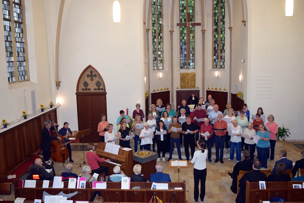 Kirchenchor und Vokalensemble unter Leitung von Lena Puschmann sorgten für den festlichen Rahmen des Gottesdienstesistine Fernkorn